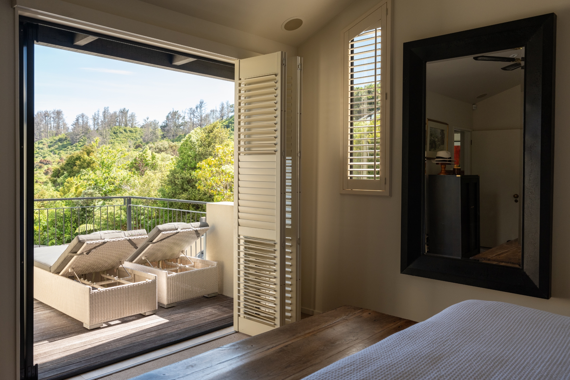 The Point Villas - Upstairs bedroom with balcony